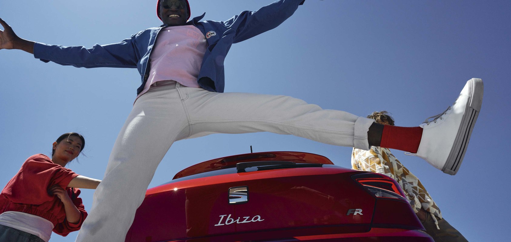 SEAT Ibiza FR color rojo deseo y personas saltando