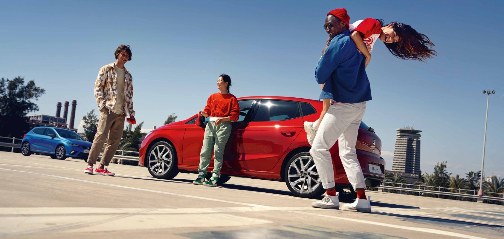 SEAT Ibiza FR en color rojo deseo rodeado de amigos celebrando