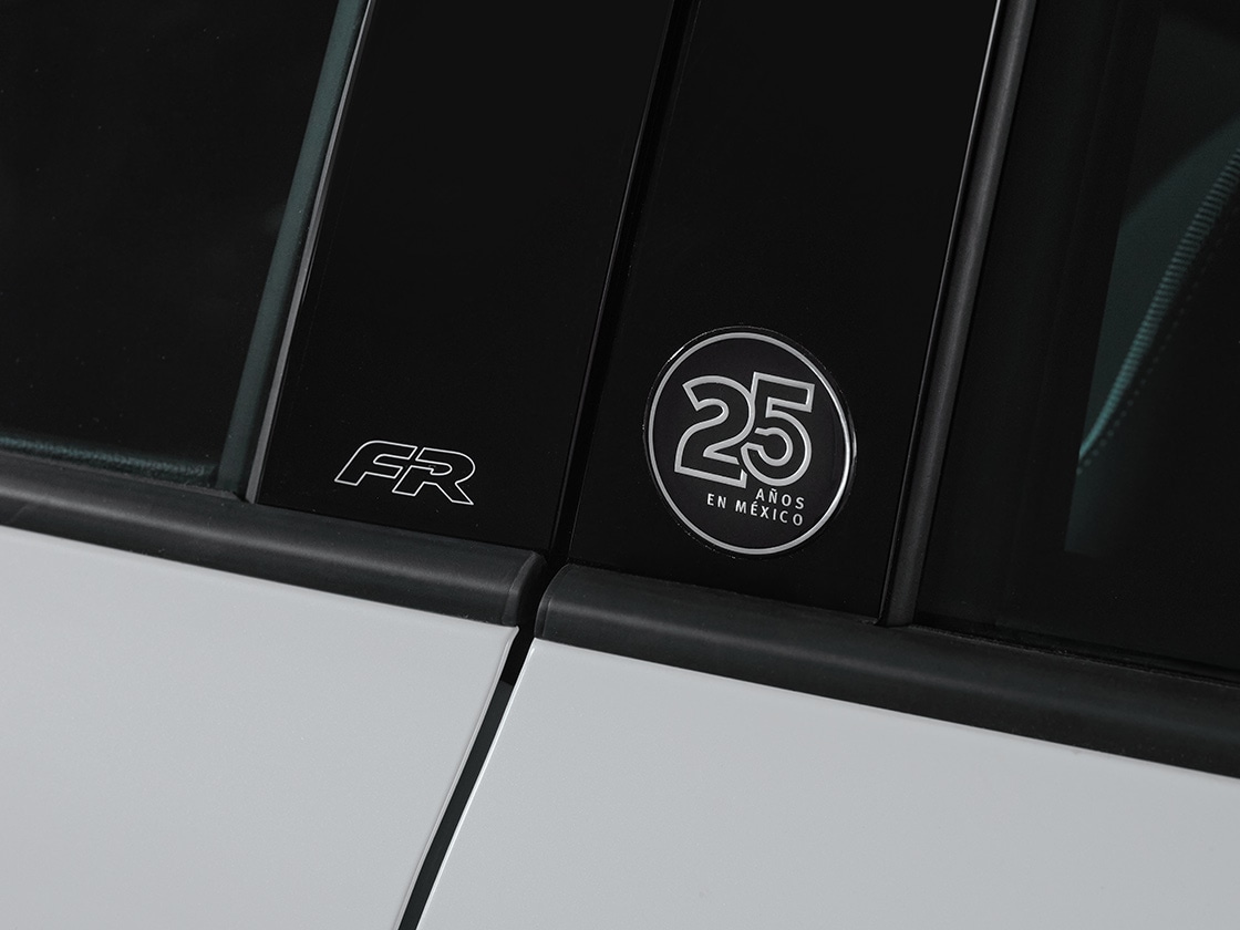 SEAT Arona con Emblema conmemorativo 25 aniversario