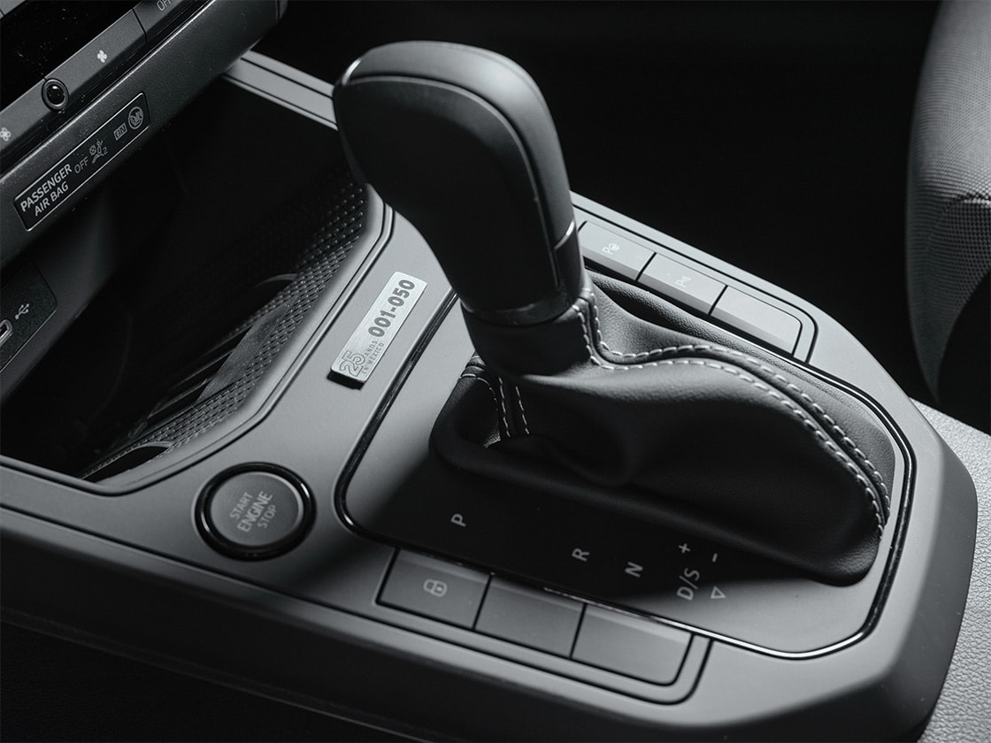 SEAT Arona 25 Aniversario con Placa seriada en consola central