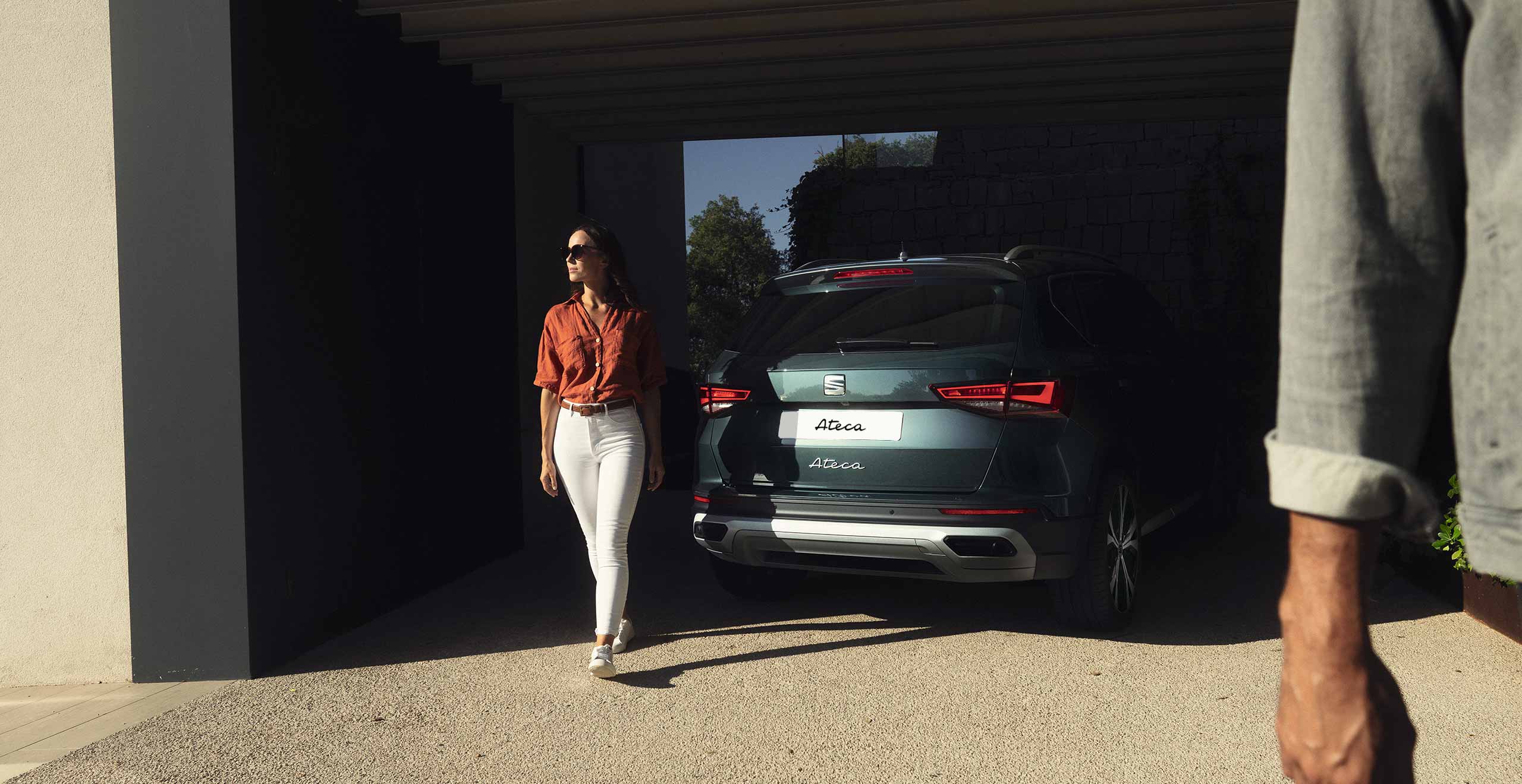 SEAT Ateca color rojo con líneas exteriores laterales en ángulo.