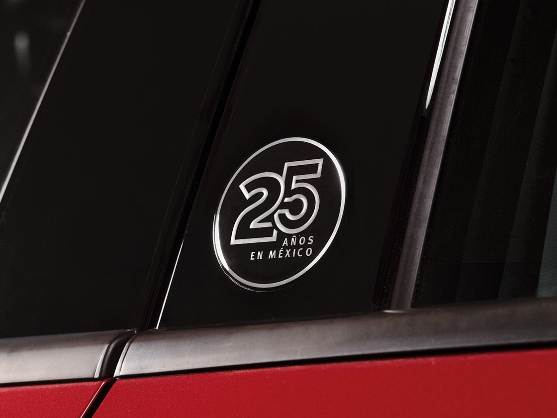 SEAT León con Emblema conmemorativo 25 aniversario