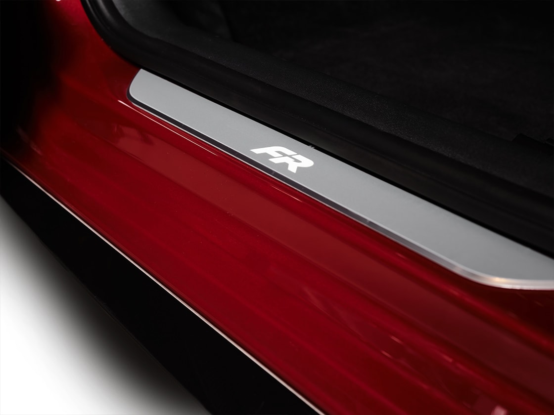 SEAT León 25 Aniversario con Estribos laterales en acabado negro