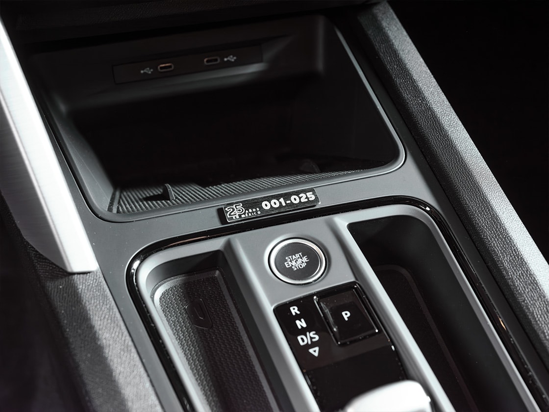 SEAT León 25 Aniversario con Placa seriada en consola central