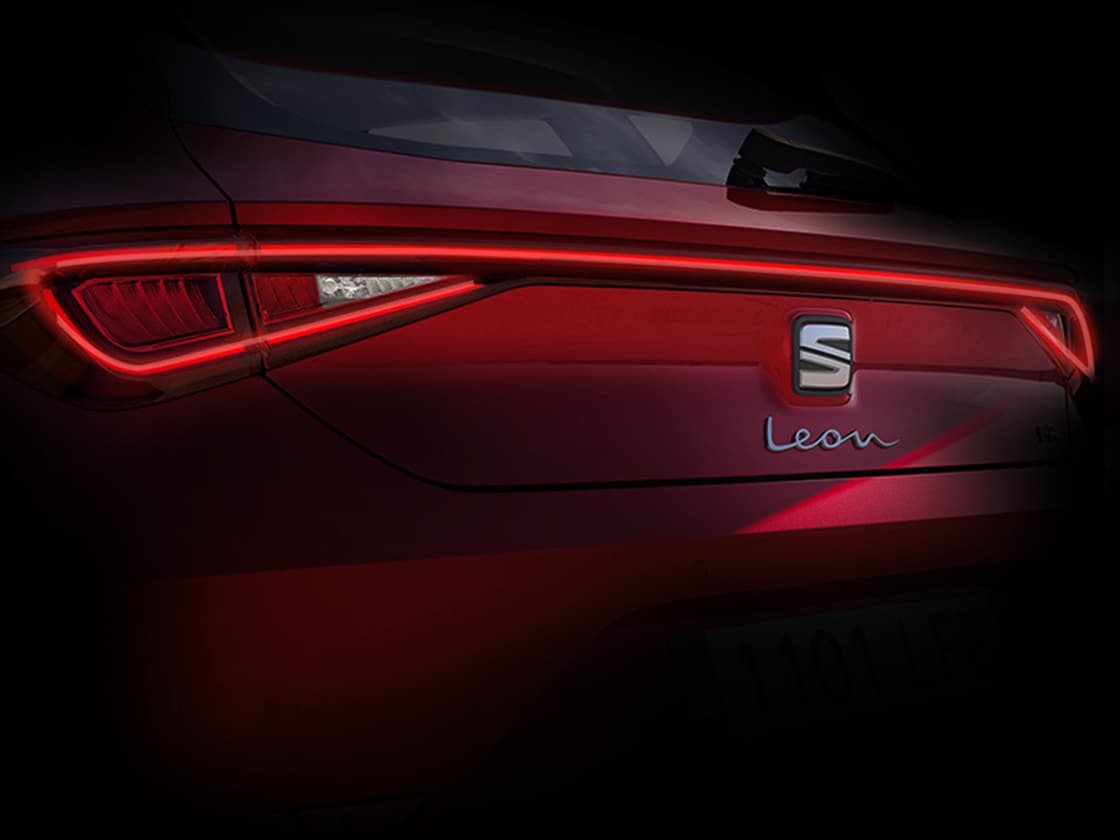 SEAT León con un horizonte iluminado