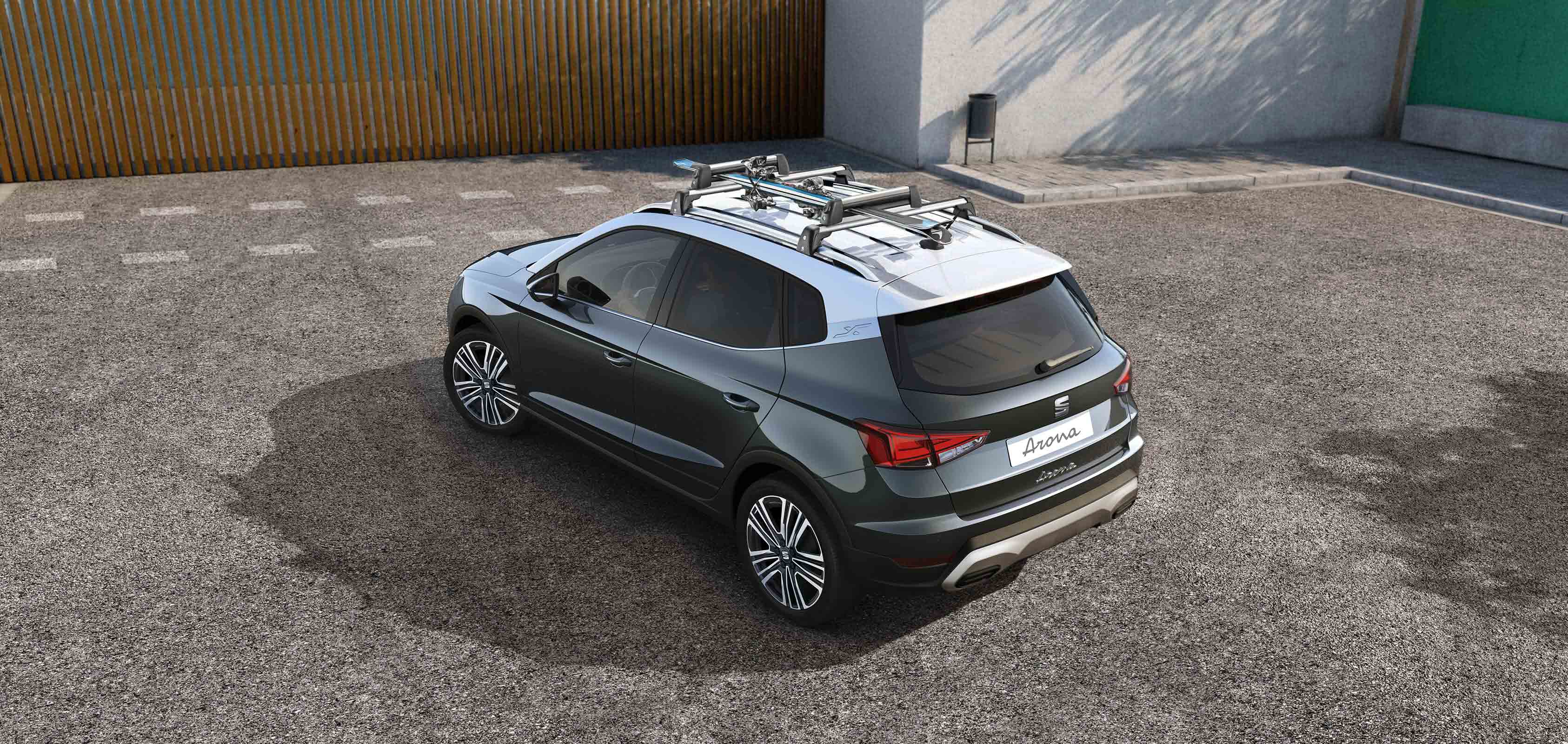 Vista trasera del SEAT Arona Xperience con rack 