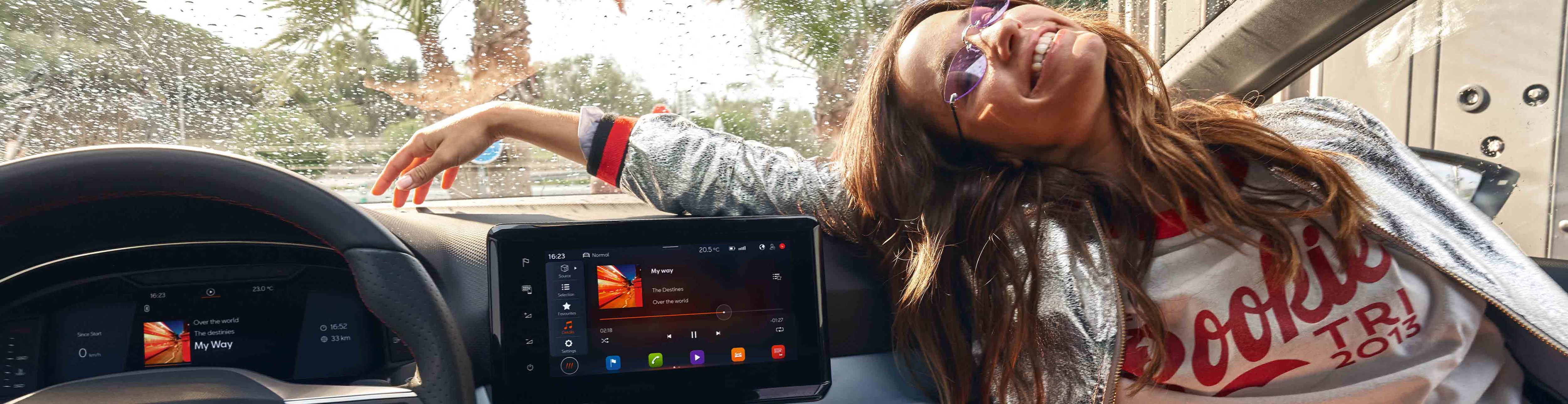 Mujer en el interrior de SEAT ibiza