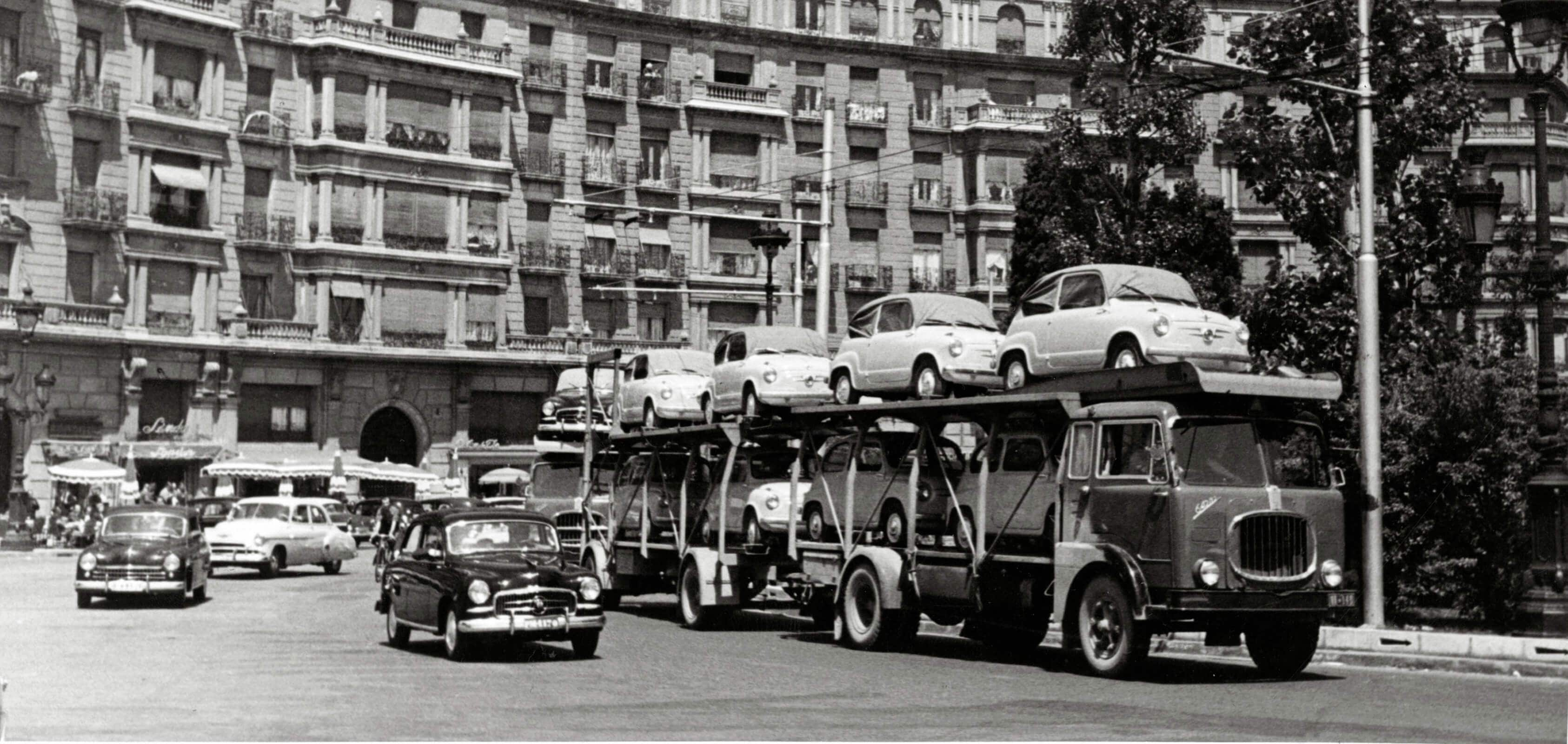 SEAT Historia de la marca 1950s - SEAT 600 en un camión.