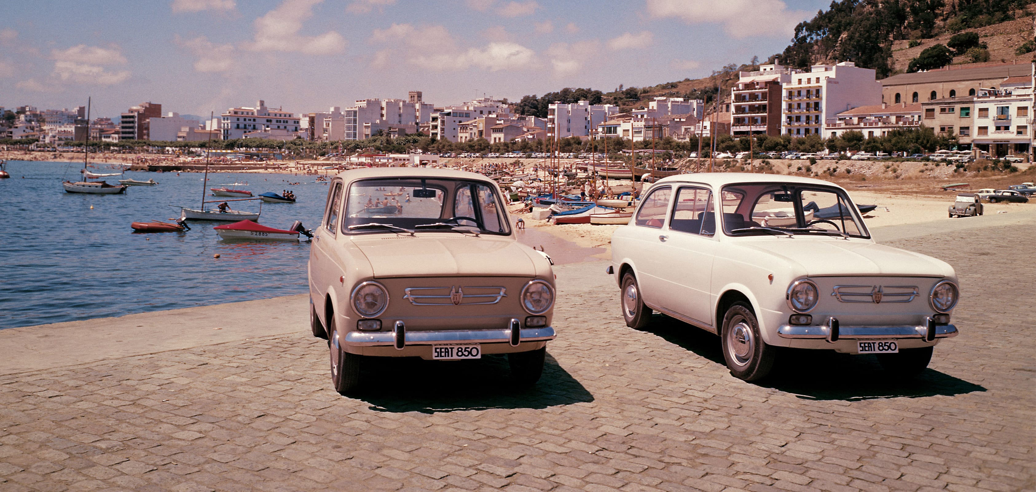 SEAT Historia de la marca Exportaciones de 1960 - SEAT 850 autos en una imagen de cabecera de playa