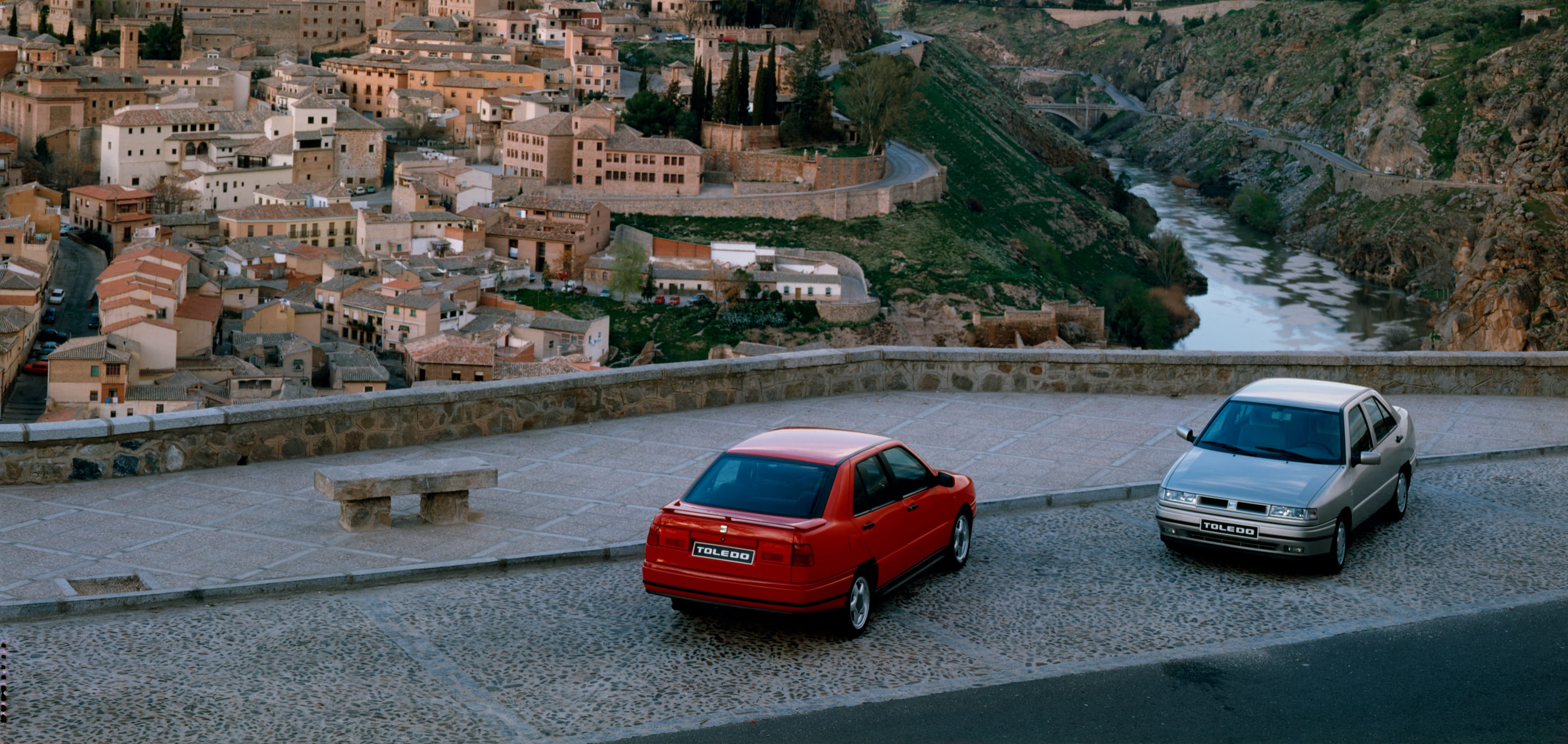 SEAT historia de la marca 1990 - SEAT Toledo sedan coches en la ciudad de Toledo