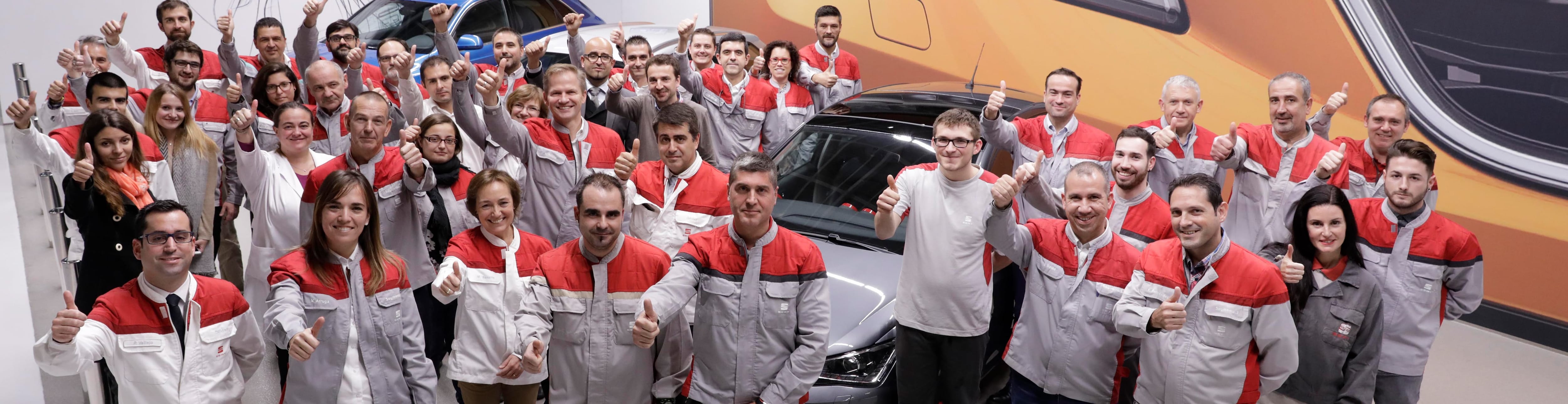 Grupo de personas de SEAT Factory Martorell que muestra su aprobación - SEAT Recursos Humanos