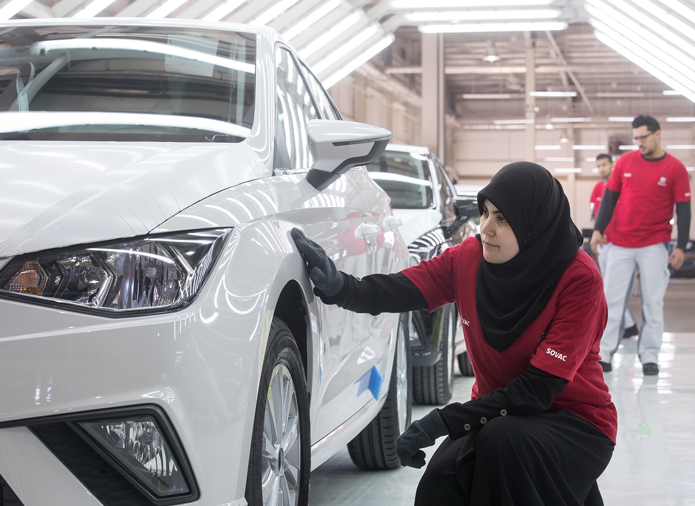 SEAT Somos una fábrica global de SEAT inspeccionando un auto nuevo en la rueda delantera izquierda - SEAT Recursos Humanos