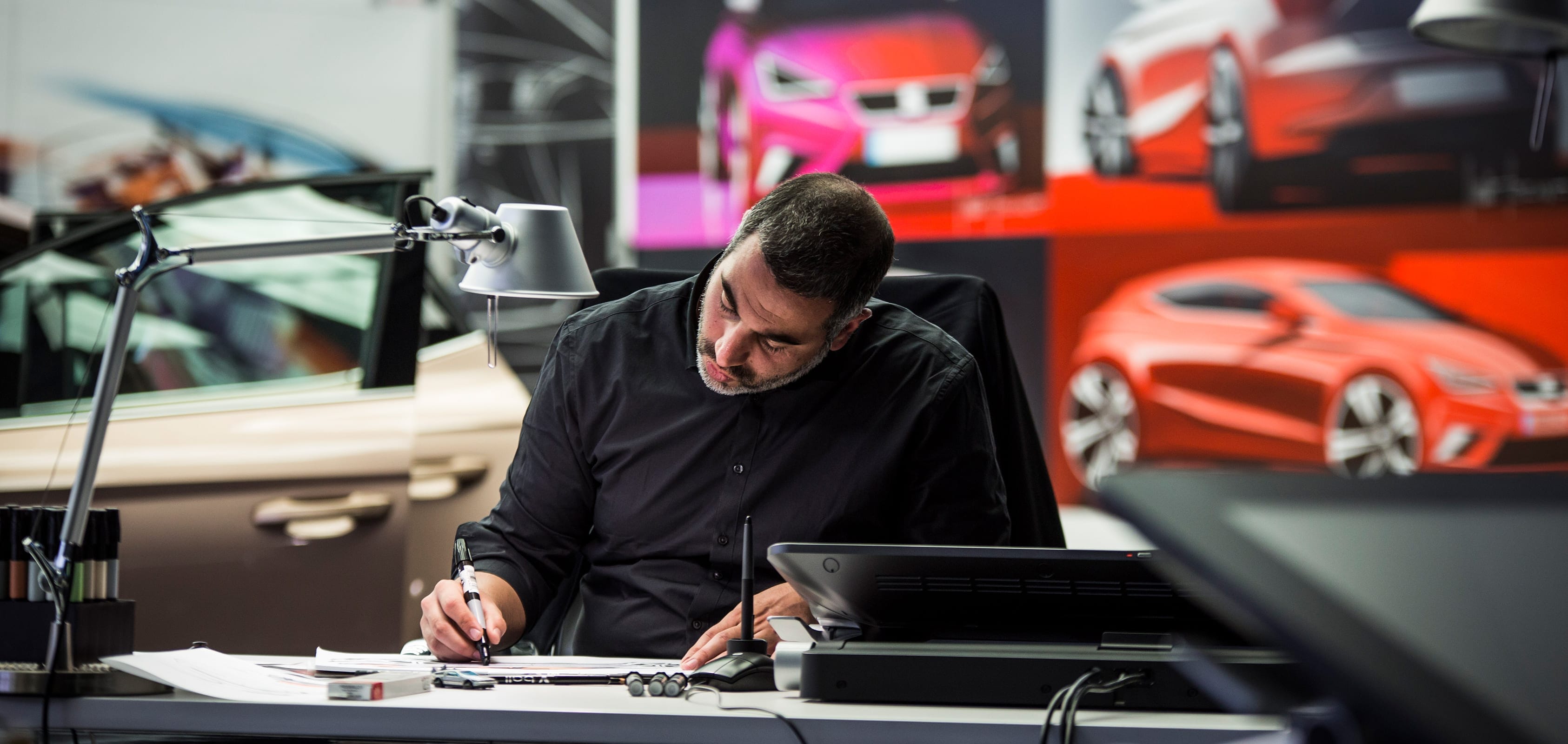 Hombre dibujando en el escritorio con un marcador - SEAT Recursos Humanos