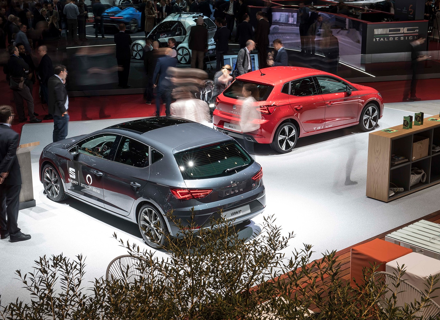 Imagen del stand de SEAT con dos autos en un Motor Show.