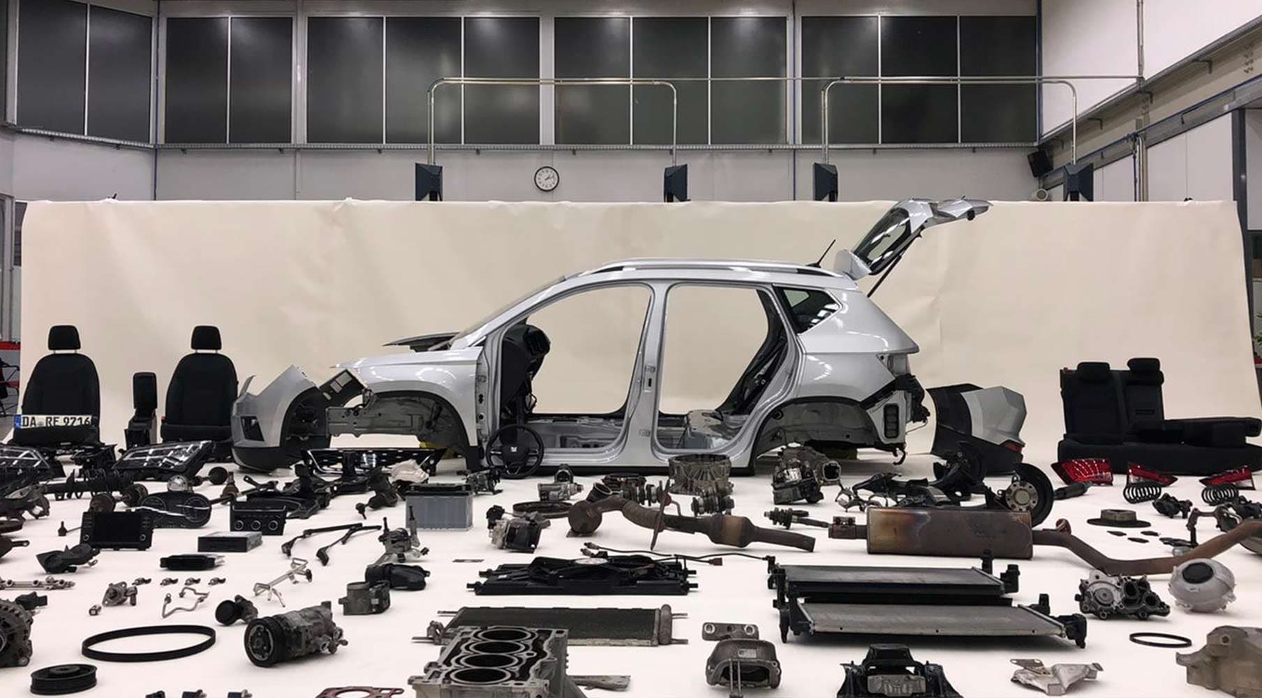 Después de recorrer 100,000 kilómetros, un equipo de ingenieros desmontó pieza a pieza un SEAT Ateca para examinarlo.