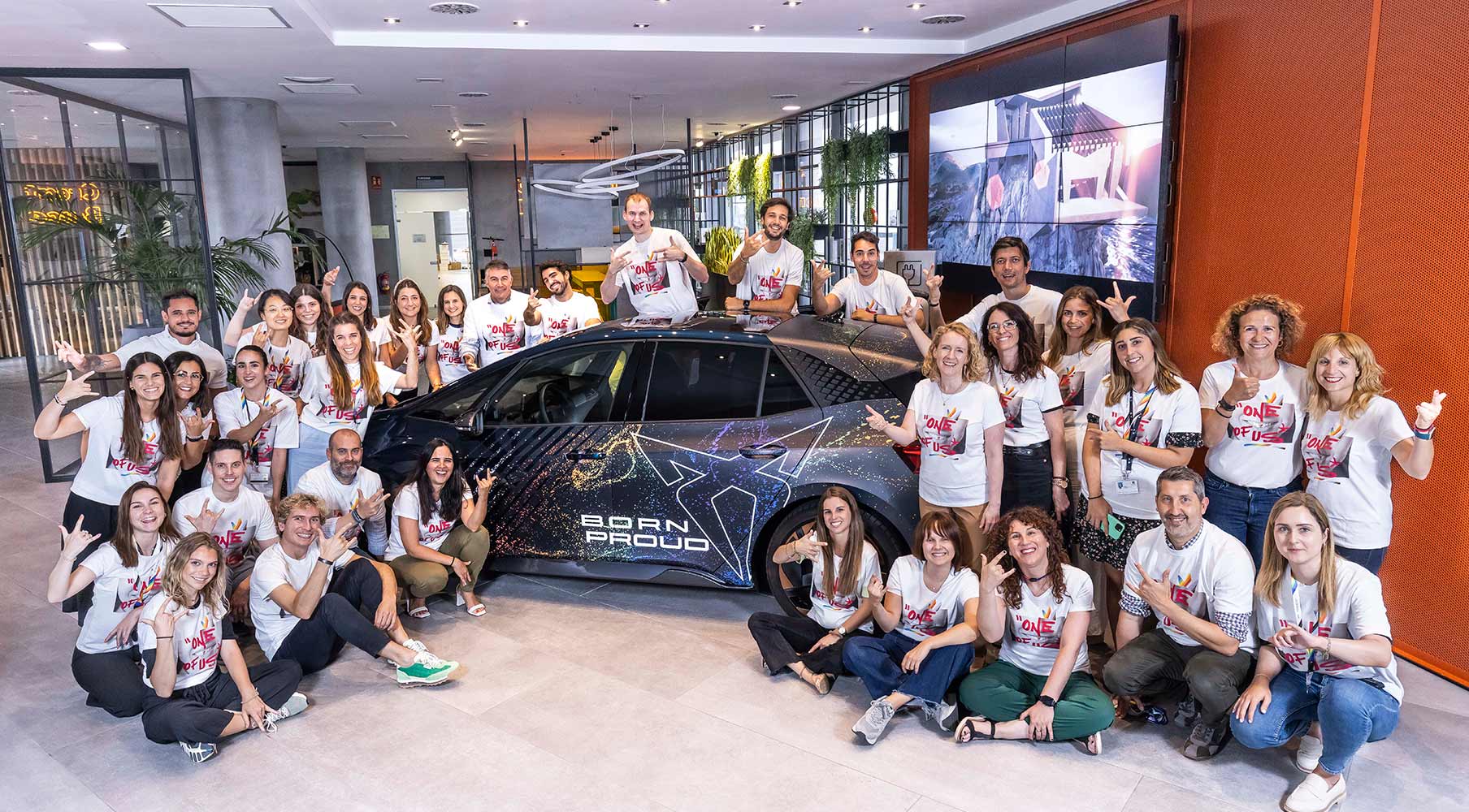 CUPRA diseñó dos modelos de camisetas inspiradas en el colectivo LGBTI+, cuyas ganancias se destinarán a ACATHI, una ONG que apoya a las personas refugiadas y migrantes LGBTI+