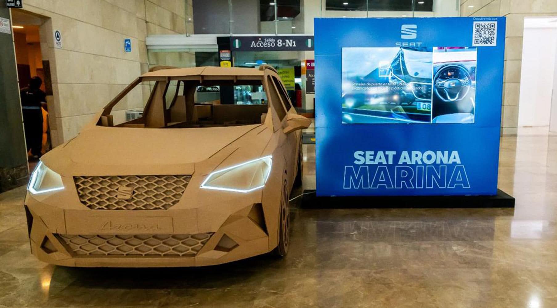 En el Centro comercial Santa Fe, un Arona Marina fabricado de cartón reciclado es el encargado de concentrar los plásticos.