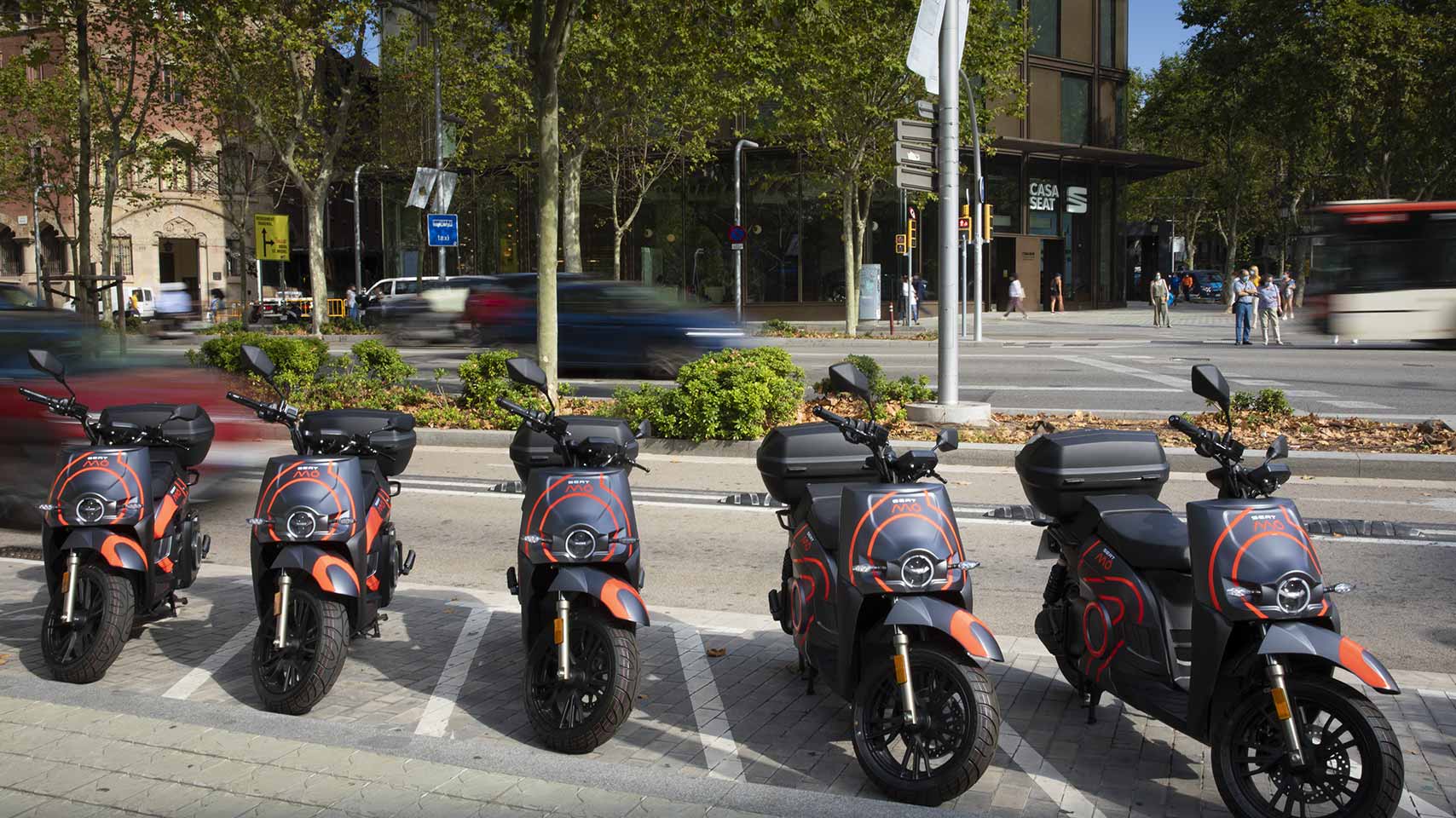 Ofrece un servicio de suscripción de moto y scooter, todo incluido, sin compromiso de permanencia.