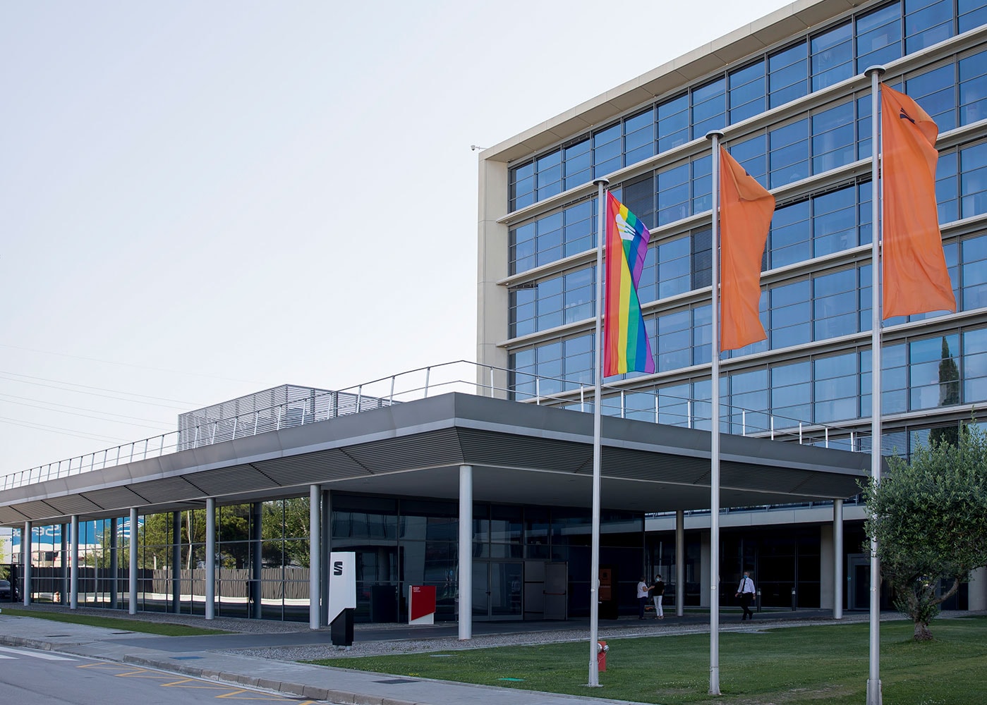 La empresa celebra el día del orgullo LGBT+ dando color a los centros de producción y a la recién inaugurada CASA SEAT.