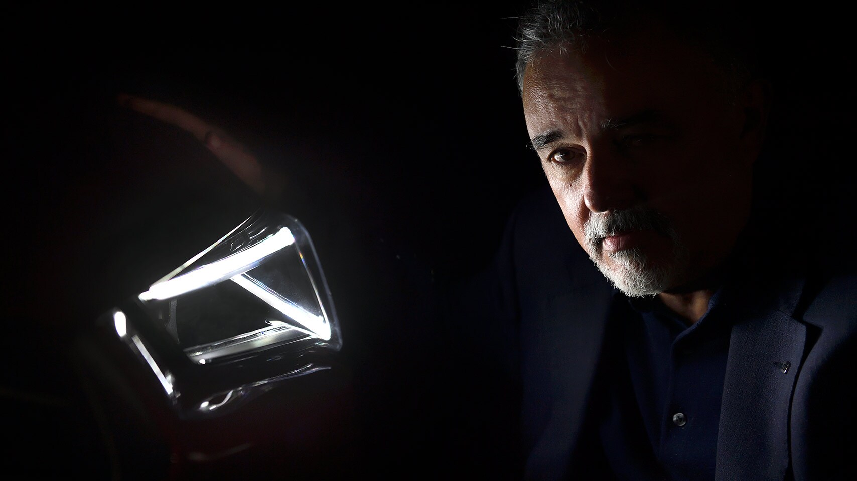 Ambos mundos recurren a la misma luz envolvente para iluminar sin distraerse del foco principal, la carretera y las estrellas.