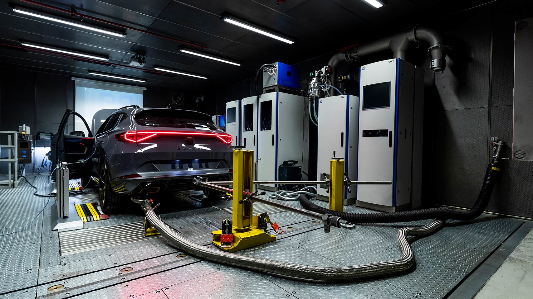 En las instalaciones, ubicadas en el Centro Técnico de SEAT, 200 personas hacen pruebas durante 24 horas al día para las marcas del Grupo Volkswagen.