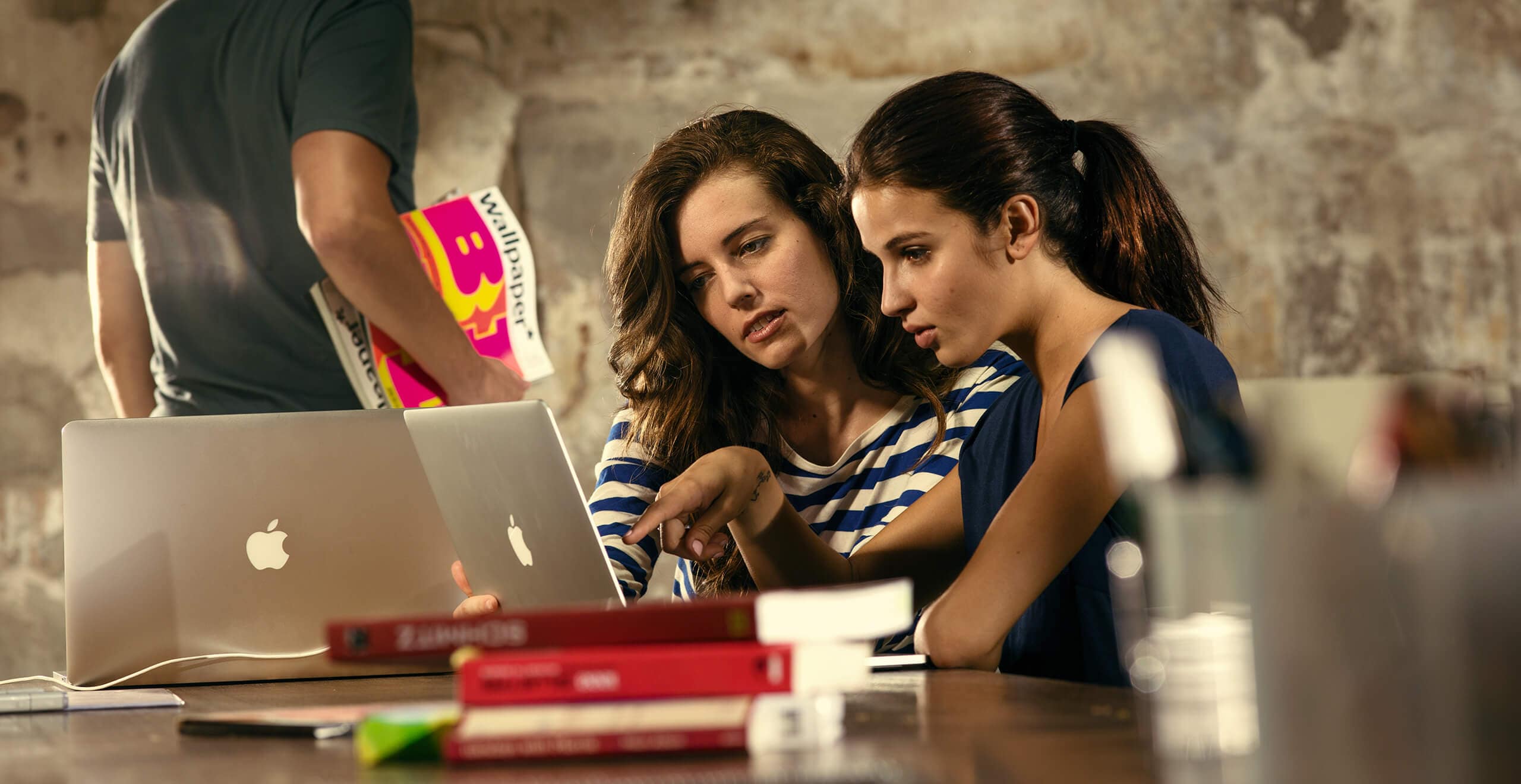 SEAT new car services and maintenance – Two women looking at laptops in a library