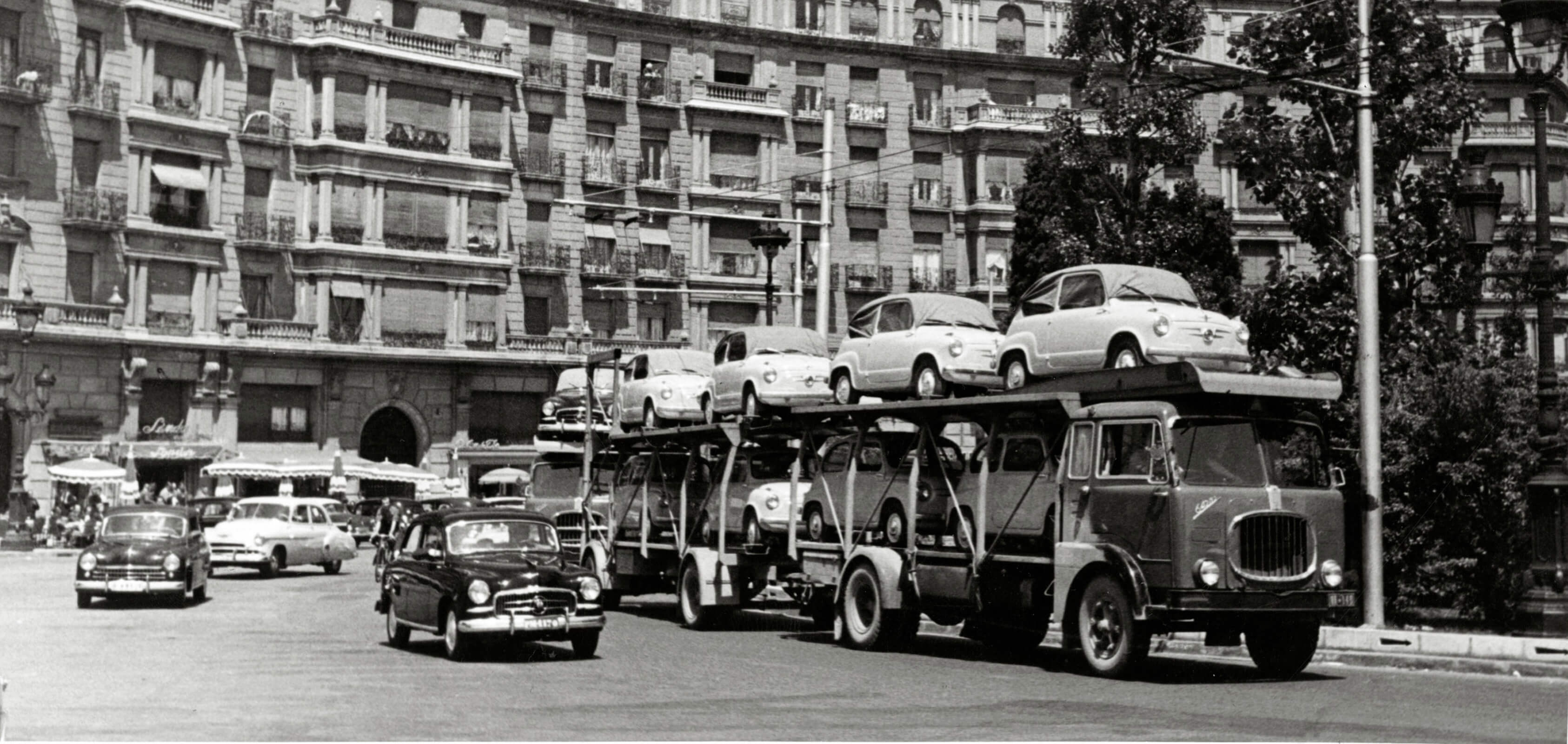 SEAT Historia de la marca 1950s - SEAT 600 en un camión.