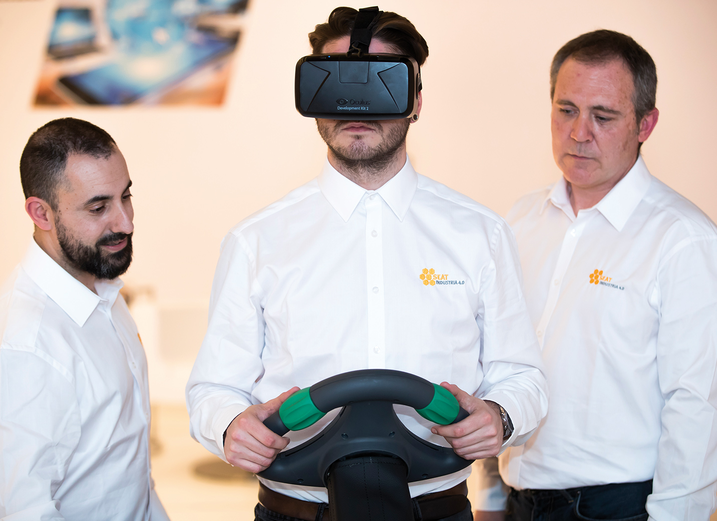 Tres empleados de SEAT se entrenan en auriculares de realidad virtual y volante